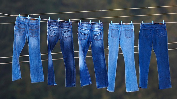  Quần jeans nên được phơi khô tự nhiên. (Ảnh: An ninh thủ đô)