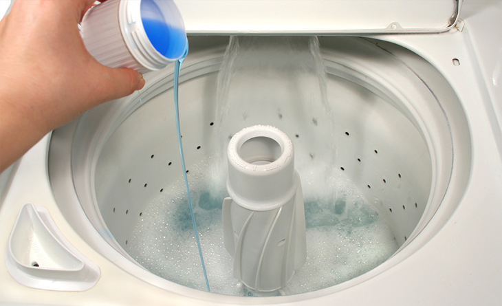 Sử dụng nước tẩy chuyên dụng để làm sạch lồng giặt