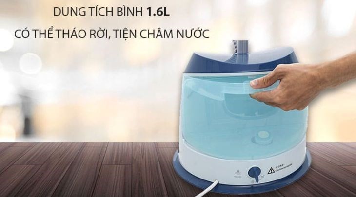 Cho nước vào bình chứa bàn ủi hơi nước đứng Philips GC518 1600W từ từ và không đổ quá vạch max