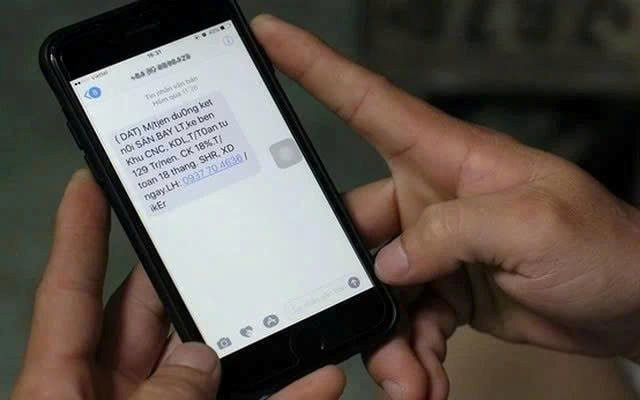 Số dư tài khoản bất ngờ về 0, nạn nhân toàn người bật WiFi, công an yêu cầu tắt nguồn điện thoại ngay - Ảnh 1.