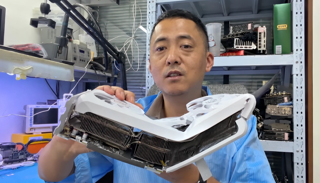 ChiếcRTX 5060 Ti bị bẻ cong gần như gập đôi sau tai nạn ô tô, sửa xong vẫn hoạt động bình thường - Ảnh 2.